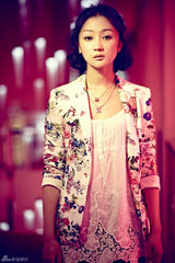 组图：张瑶一改剧中爽快个性 写真展现优雅迷人面