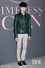 组图：李钟硕2AM瑟雍等帅气出席戴妃摄影发布会