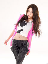 组图：李漫荻最新写真曝光 性感背心露脐环