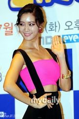 组图：韩星Clara桃红抹胸挺巨乳洒泪宣传新剧