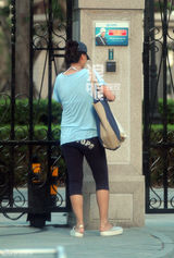 马雅舒挺大肚逛超市 空手而归路边摊买水果(图)