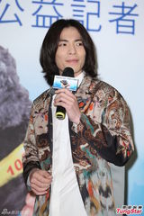 组图：萧敬腾爱动物成痴 却传怒吼经纪人发泄