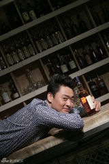 组图：张桐吧台写真慵懒淡然 体验优雅小资生活