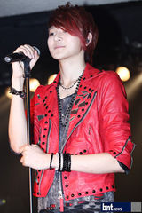 组图：韩国新人组合LED Apple举办首场单独演唱会