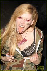 组图：艾薇儿当街扯衣秀胸罩