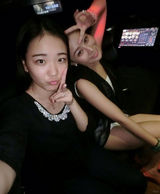 组图：北影表演系新生K歌照竖中指显不雅