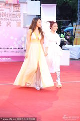 组图：徐佳莹白裙走红毯 羊角辫恨天高显俏皮