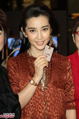 组图：李冰冰率性亮相品牌开幕会服饰抢镜