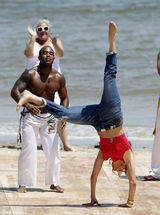 组图：詹妮弗-洛佩兹清凉装扮现身乌拉圭海滩