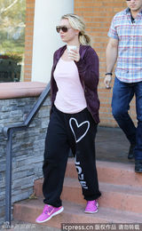 组图：布兰妮露眼纹唇纹 疲态难掩惨变老甜甜