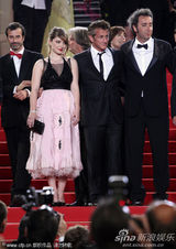 高清组图：《为父寻仇》首映西恩-潘摆酷 格温助阵