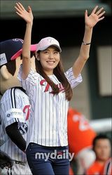 组图：韩国女艺人黄善熙担任棒球比赛开球嘉宾