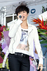 组图：何韵诗台北签售专辑 欲定居台湾得罪香港歌迷