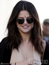 组图：比伯前女友赛琳娜心情无损深V泄雪乳