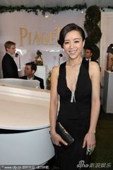 组图：张静初黑色深V展东方魅力 胸光隐现秀钻饰