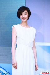 组图：桂纶镁长裙亮相代言优雅文静