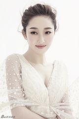 组图：蒋梦婕纯色写真 利落盘发尽显娇俏