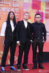 组图：谎言留声机成员亮相红毯搞怪行礼