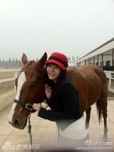 组图：王珞丹姐姐私照曝光 笑容甜美自封电眼达人