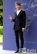 组图：韩星申贤俊大婚 张东健玄彬等大牌齐聚