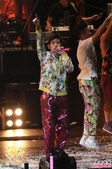 组图：周杰伦开个唱大秀人鱼线 张智霖同台助阵