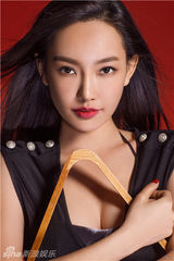 组图：童菲杂志大片秀身姿小露蛮腰