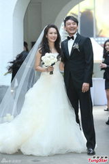 组图：张震大婚献吻娇妻 亲手为新娘提裙摆