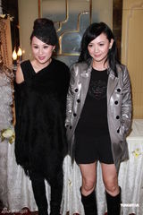 组图：《欢乐今宵》众星齐聚 戚美珍曾华倩比美