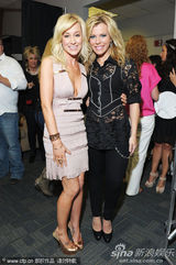 组图：乡村音乐电视奖后台 安德伍德未婚夫秀甜蜜