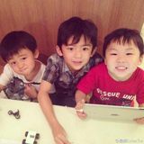 组图：张柏芝带两子吃饭 淡妆上阵美艳依旧