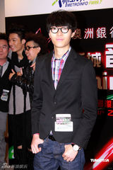 幻灯图：新城音乐型人音乐会举行 泳儿宝蓝靓装现身