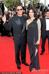 幻灯图集：动作男星尚格-云顿和爱妻亮相