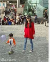 组图：张柏芝带两儿子温馨散步 小Q越大越英俊