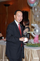 高清图：李嘉欣为儿子JAYDEN开百日宴