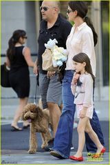 组图：凯蒂携苏瑞亮相 小公主乖巧可爱