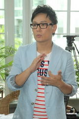 组图：张信哲充当历史老师 为故事馆担任策展人