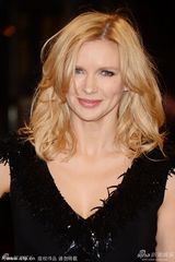 组图：《美国骗局》首映 贝尔夫妇亮相秀恩爱