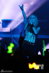 组图：艾薇儿韩国开唱  Kitty猫服装变摇滚甜心