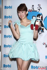 组图：郭书瑶蓝色低胸洋装爆乳出席代言活动