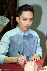 组图：林宥嘉出席新书签售 不承认与邓紫棋游学