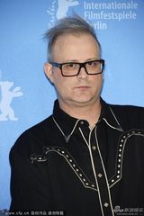 组图：《她们看见一头熊》亮相 罗曼妮红唇抢镜