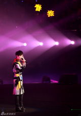 组图：水果姐土豪金献中国首秀 春春靓颖同台