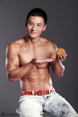 组图：顾又铭月饼广告宣传照性感迷人秀色可餐