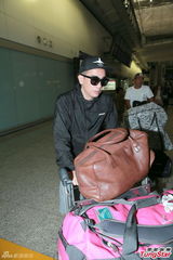 组图：新婚郑希怡戴金项链大呼嫁到好老公