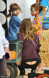 组图：阿尔芭带女游乐场玩耍 豪放蹲路边露股沟