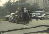 组图：夏雨驾车外出玩滑板 腾空翻板尽显专业范