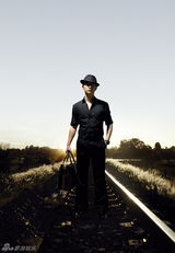 组图：黄海波复古写真演绎冷峻时尚绅士