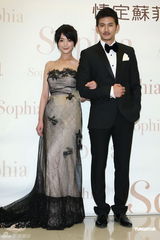 组图：戴君竹获量身订制婚纱与准新郎分享心情