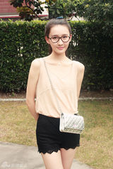 组图：王茗街拍LOOK 裸色上衣搭黑色短裤