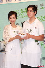 组图：司马燕同丈夫儿子参加活动 烹制美食